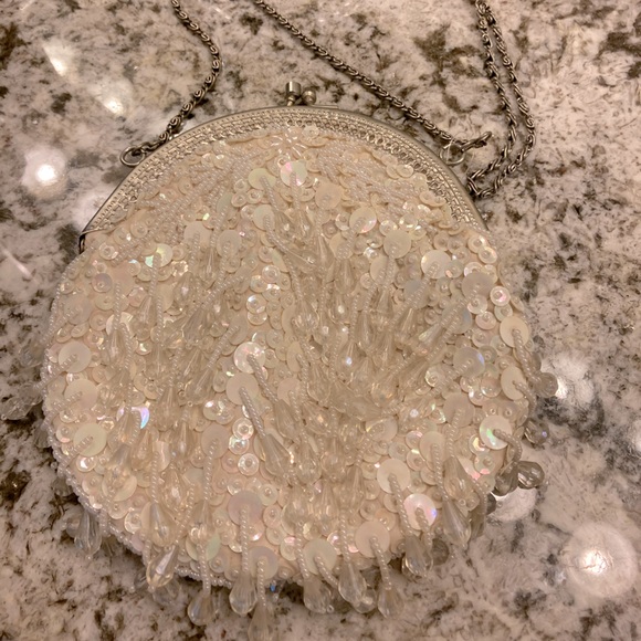 Beaded Metal Frame Purse in White with Chain Strap - Vintage - Picture 4 of 8